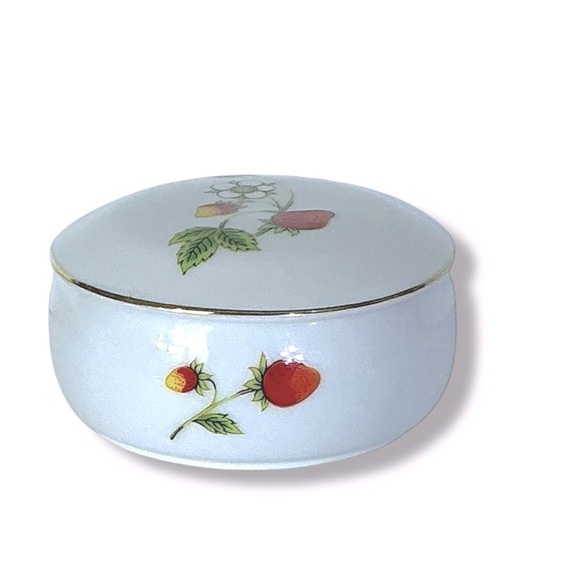 Vintage White Porcelain Trinket Box Lidded Jewelry Keeper Red Strawberry Design - Picture 10 of 16